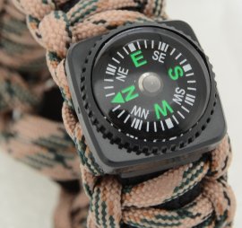 Bracelet d'extérieur avec boussole et accessoires