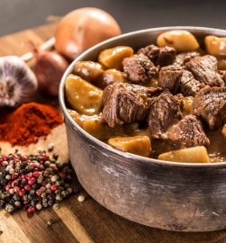 Goulasch de bœuf avec pommes de terre Menu Aventure